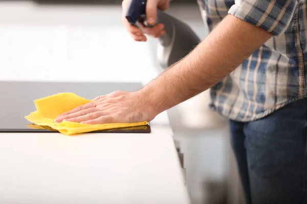 Young Man Cleaning Kitchen — Stock Photo, Image