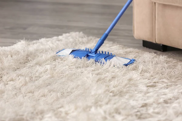 Reinigung Von Flauschigem Teppich Wohnzimmer — Stockfoto