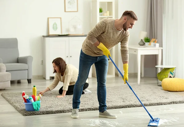 Familia Joven Limpiando Piso —  Fotos de Stock