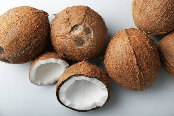 明るい背景に熟したココナッツ — ストック写真