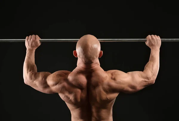 Muscular Musculação Formação Sobre Fundo Escuro — Fotografia de Stock