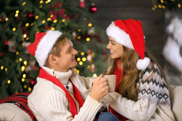 Kärleksfull Unga Paret Santa Hattar Och Med Varm Choklad Firar — Stockfoto