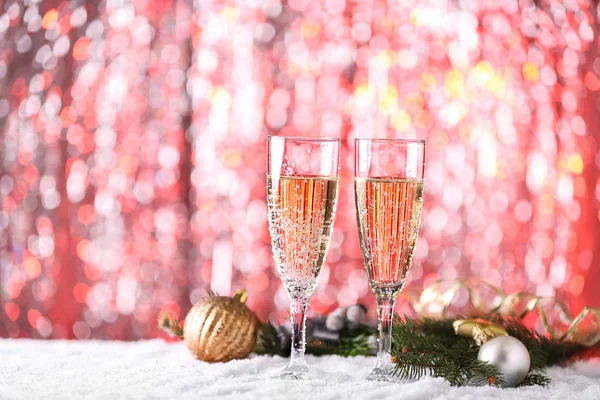 Verres Champagne Décor Noël Sur Neige Contre Les Lumières Floues — Photo