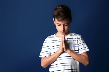 Küçük çocuk renk arka plan üzerinde dua
