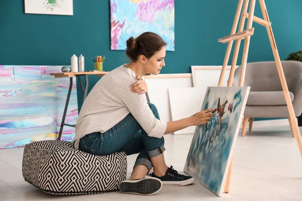 Female Artist Painting Picture Workshop — Stock Photo, Image