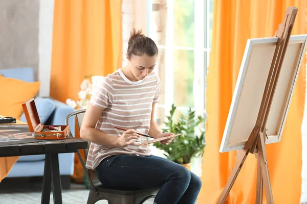 Artiste Féminine Peinture Tableau Dans Atelier — Photo