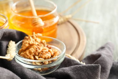 Kase ceviz ve ballı ahşap tahta üzerinde