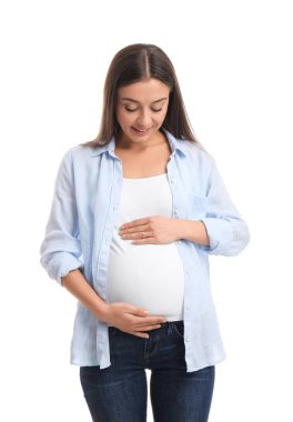 Beyaz arka planda güzel hamile bir kadın