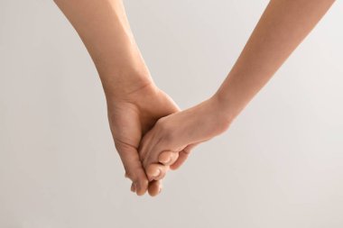 Erkek ve kadın üzerinde açık renkli elele