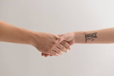 Erkek ve kadın üzerinde açık renkli elele