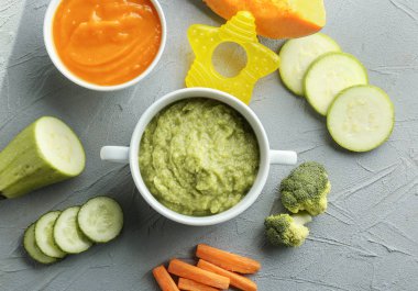 Düz kompozisyon ve sağlıklı bebek mamaları.