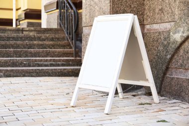 Şehir sokak boş reklam kurulu