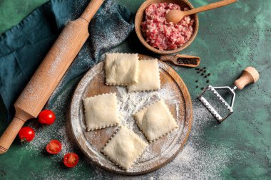 Tablo üzerinde ham mantı ile düz yatıyordu kompozisyon