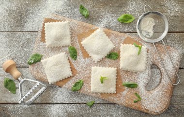 Ahşap masa, üstten görünüm üzerinde lezzetli Mantı kurula