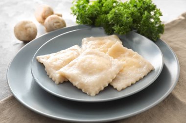 Tablo, closeup lezzetli mantı ile plaka