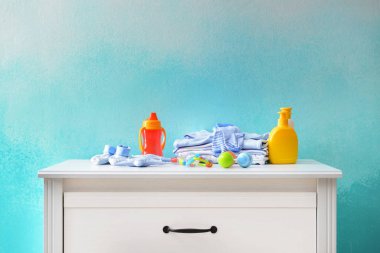 Bebek giysi ve aksesuarları şifoniyer üzerinde