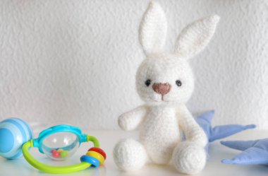 Şirin bebek oyuncak masada