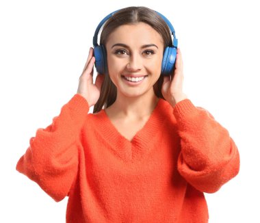 Güzel bir kadın beyaz arka planda müzik dinliyor.