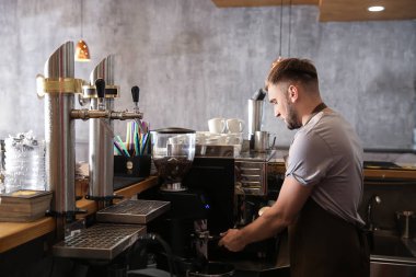 Barista Café taze aromatik kahve hazırlama