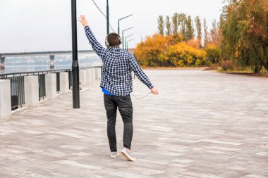 genç adam dinlemek için müzik açık havada