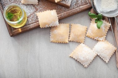 Gri masada pişmemiş Mantı