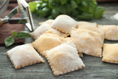 Ahşap masa üstünde pişmemiş Mantı