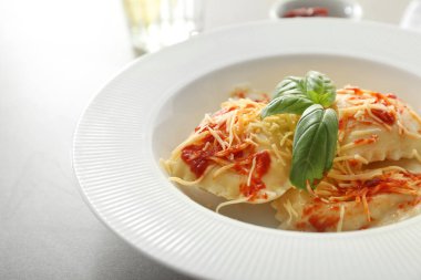 Tabak pişmiş Mantı masada, closeup ile