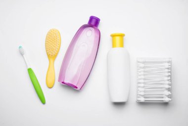 Bebek aksesuar kozmetik ile beyaz arka plan üzerinde ayarla