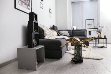 Oda rahat kanepe ve altın dekor ile şık iç