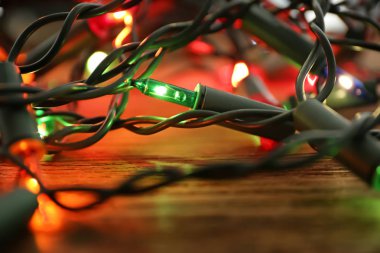 Ahşap masa, closeup parlak Noel ışıkları