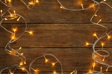 Ahşap masa parlak Noel ışıkları