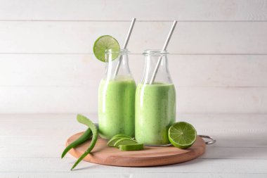 Aloe beyaz masaya kokteyl şişe