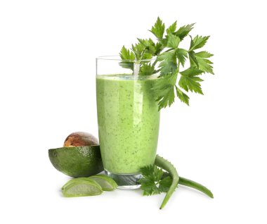 Sağlıklı aloe beyaz arka plan üzerinde kokteyl bardak