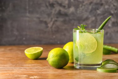 Sağlıklı aloe masaya kokteyl bardak