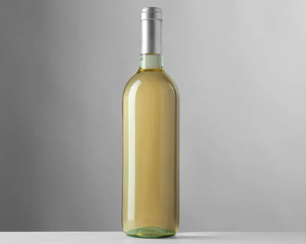 Flasche Weißwein Auf Grauem Hintergrund — Stockfoto