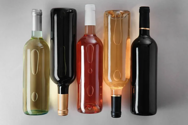 Bouteilles Avec Différents Types Vin Sur Fond Gris — Photo