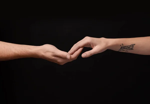 Mann Und Frau Halten Händchen Auf Dunklem Hintergrund — Stockfoto