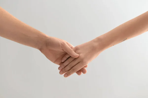 Uomo Donna Che Tengono Mano Sfondo Chiaro — Foto Stock