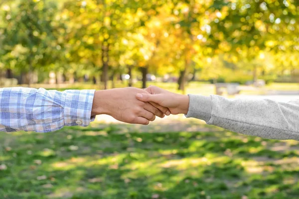 Man Woman Holding Hands Outdoors — Stock Photo, Image