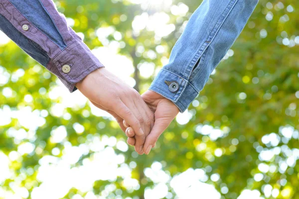 Man Woman Holding Hands Outdoors — Stock Photo, Image