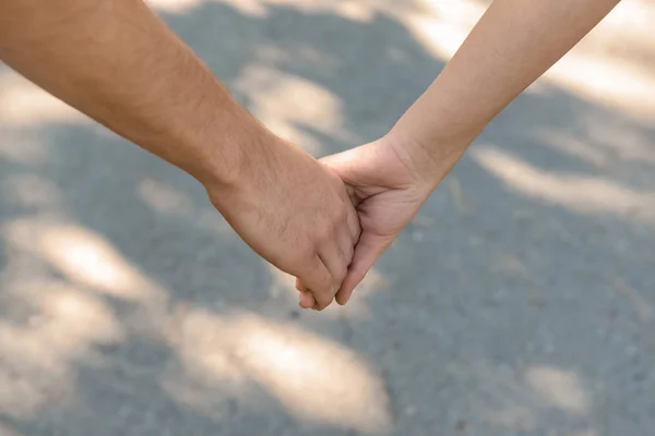 Mann Und Frau Halten Händchen Freien — Stockfoto
