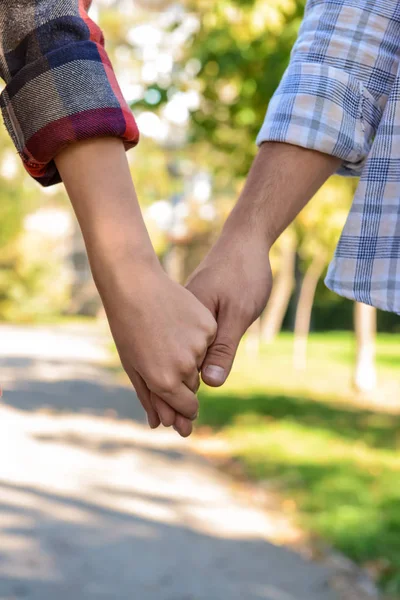 Young Couple Holding Hands Outdoors — Stock Photo, Image