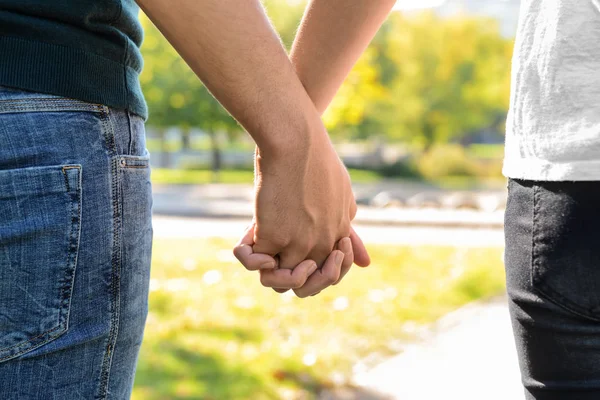 Young Couple Holding Hands Outdoors — Stock Photo, Image