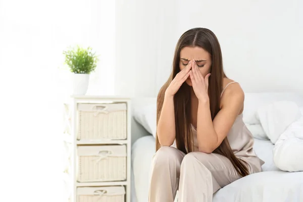 Vrouw Lijden Aan Hoofdpijn Slaapkamer — Stockfoto