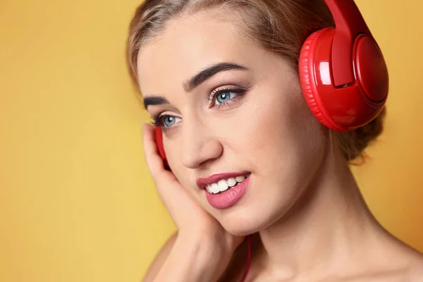 Hermosa Joven Escuchando Música Sobre Fondo Color —  Fotos de Stock