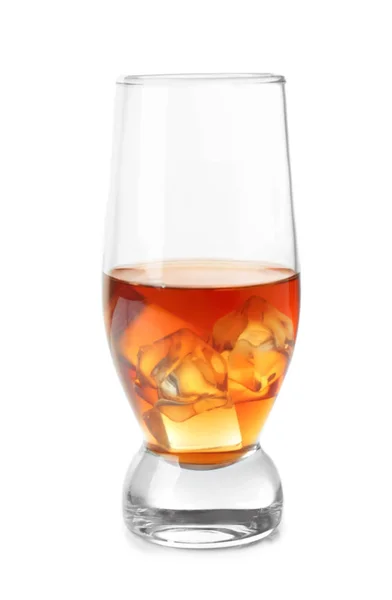 白い背景の上の氷を入れたウイスキーのグラス — ストック写真