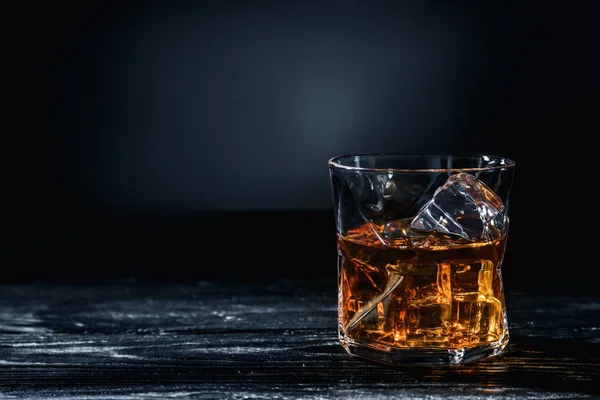 Bicchiere Whisky Con Ghiaccio Sul Tavolo Legno Sullo Sfondo Scuro — Foto Stock