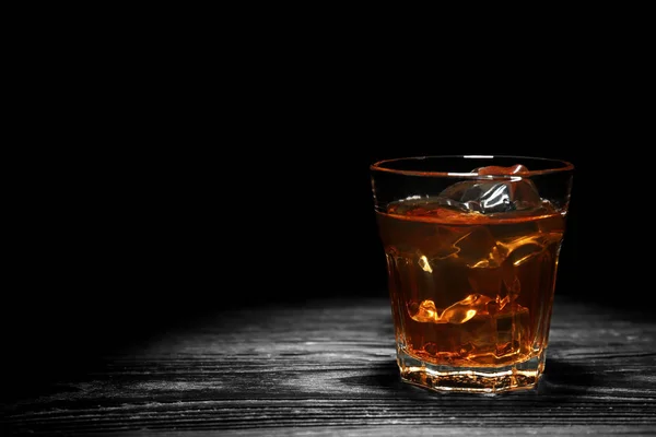 Vaso Whisky Con Hielo Sobre Mesa Madera Sobre Fondo Negro — Foto de Stock