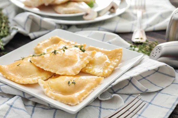 Placa Com Ravioli Saboroso Mesa — Fotografia de Stock