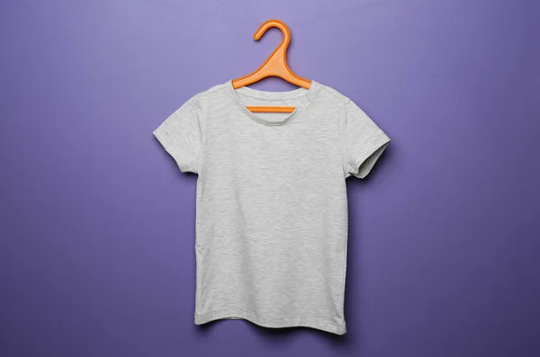 Kinder Shirt Met Hanger Kleur Achtergrond — Stockfoto